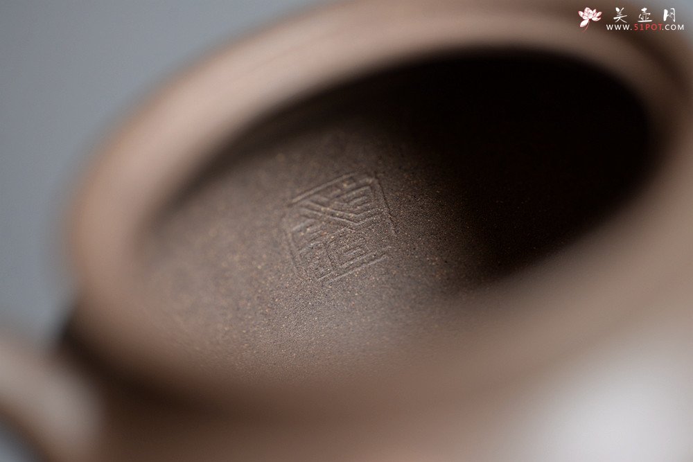 紫砂壶图片：造型新颖 耐品可人 全手青段禅钟 国师和石装饰 - 美壶网