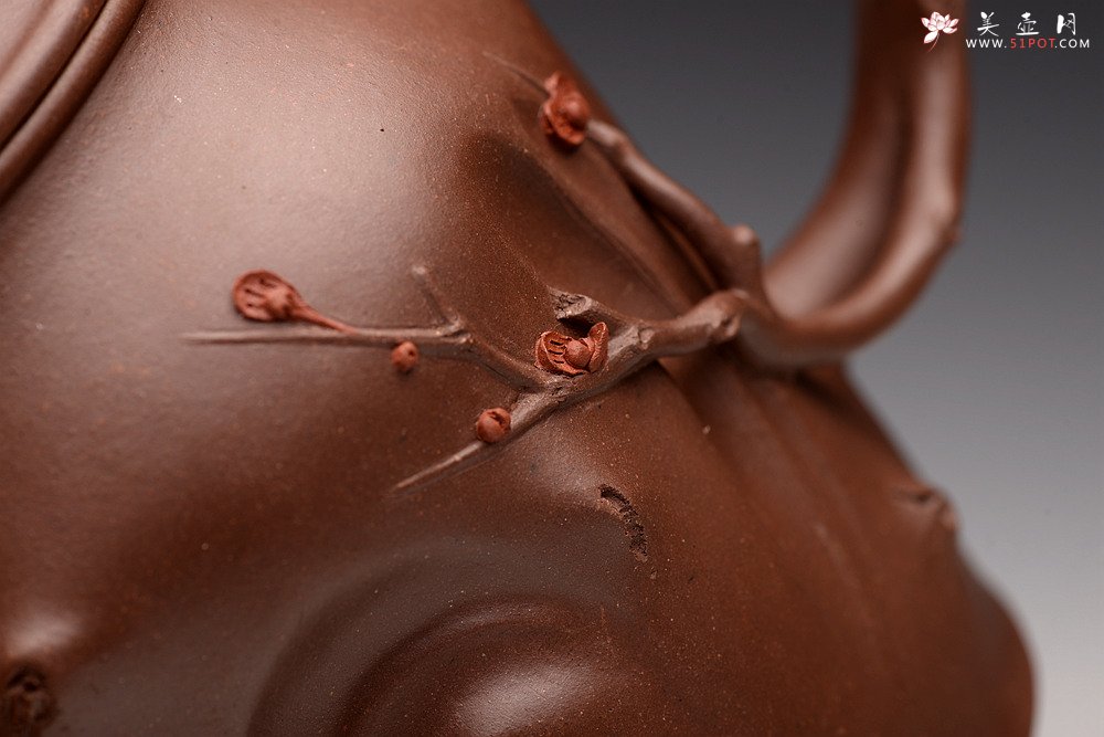 紫砂壶图片： 苍劲之意 古拙之风 单志萍松梅对桩 经典花货题材 - 美壶网