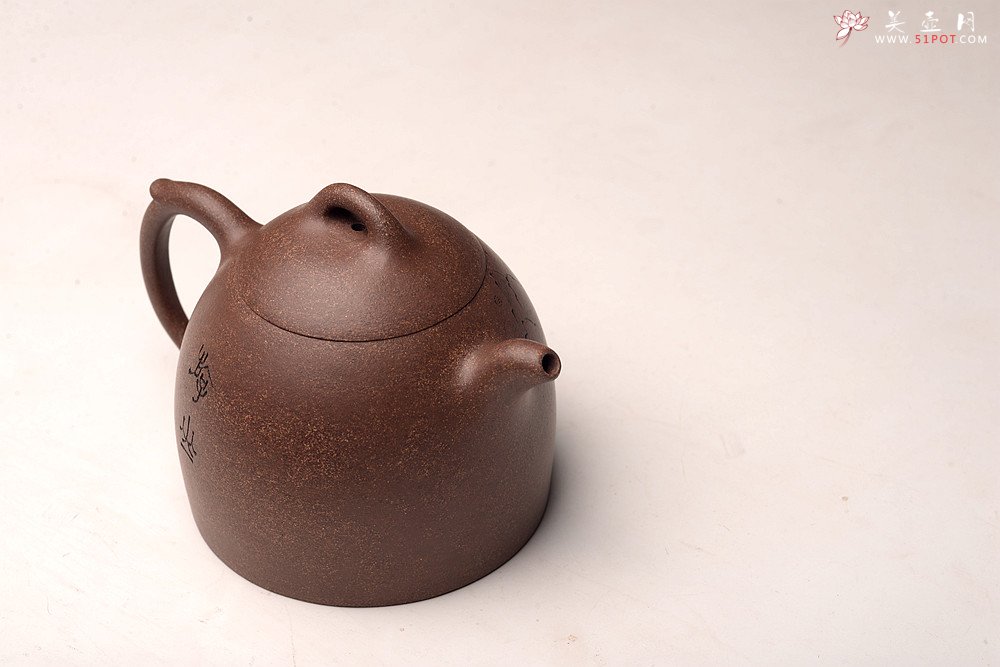 紫砂壶图片：周斌全手新作 朴素敦厚 全手秦权 文气佳品 游心堂主人装饰 油润段泥 - 美壶网