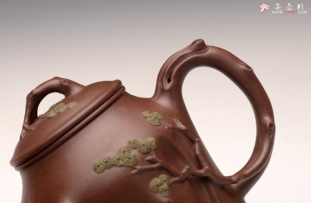 紫砂壶图片： 苍劲之意 古拙之风 单志萍松梅对桩 经典花货题材 - 美壶网