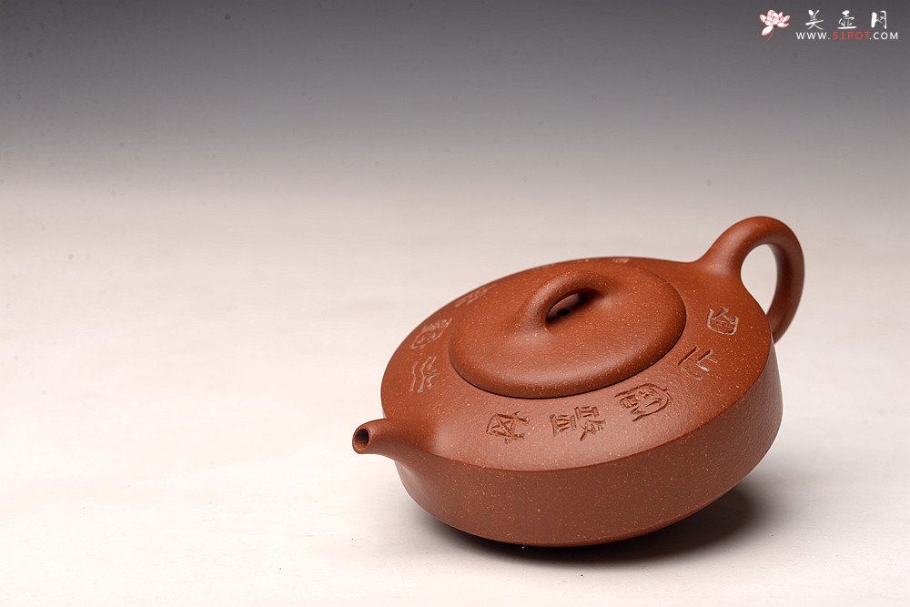 紫砂壶图片：曲峰丙申夏 摹古之作 陶兴双刀装饰 优质降坡泥 扁石 大口实用 - 美壶网