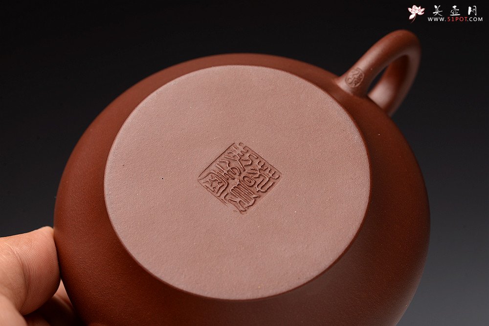 紫砂壶图片：邵春良近作  光素经典 传统全手技法 上下均刹凹 扁灯 优质老清水 - 美壶网