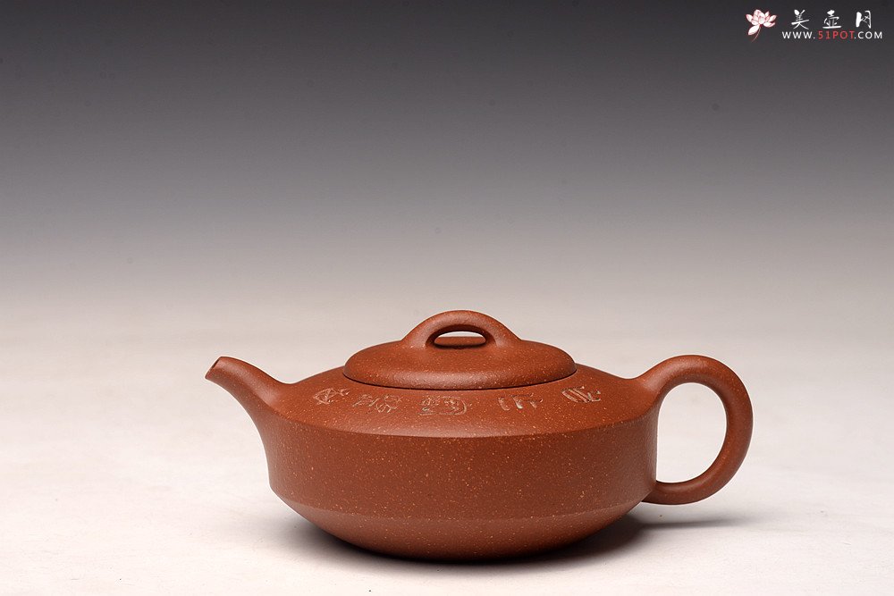 紫砂壶图片：曲峰丙申夏 摹古之作 陶兴双刀装饰 优质降坡泥 扁石 大口实用 - 美壶网