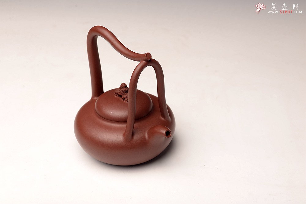 紫砂壶图片：储俊伟丙申夏全手精品 大气磅礴 四号井底槽青 摹古太湖石提梁 - 美壶网