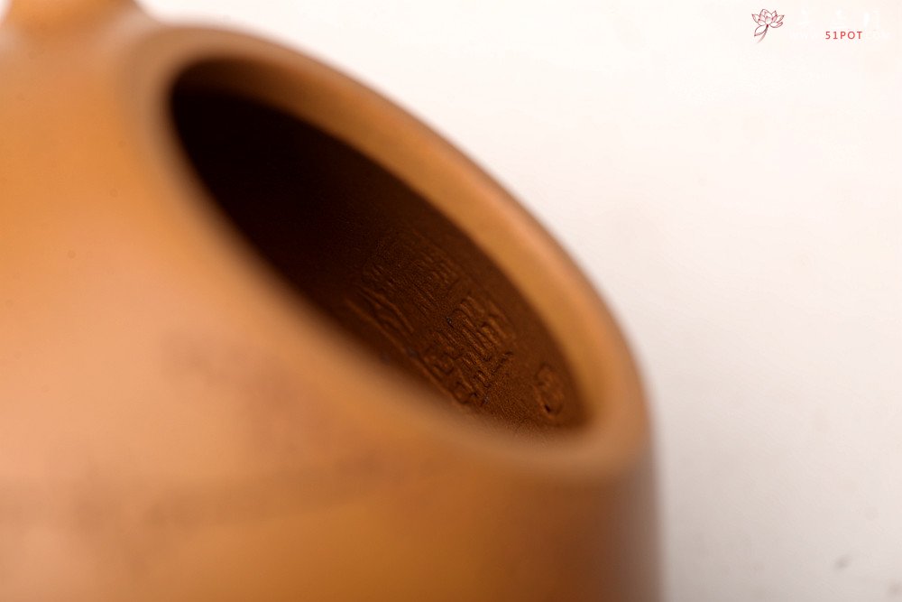 紫砂壶图片：优质黄金段 周路健全手作品 器形端正~ 骨肉均挺 子冶石瓢 陆逸舟刻梅~ - 美壶网