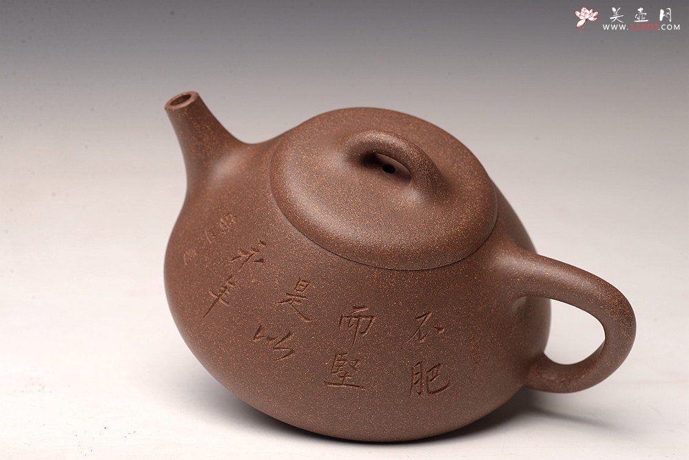 紫砂壶图片：陶兴双刀不肥而坚是以永年 周斌全手曼生石瓢 古朴文气 高温青灰泥 - 美壶网