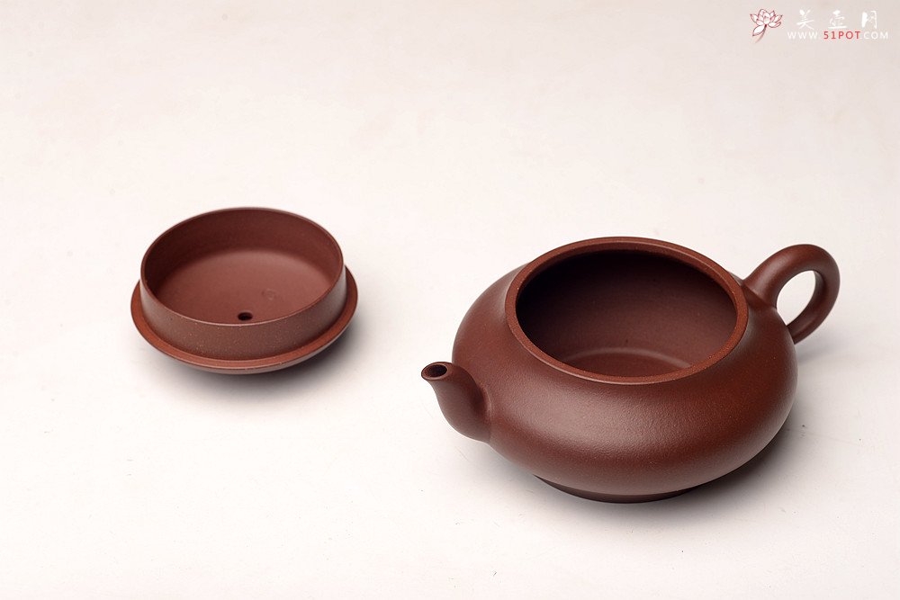 紫砂壶图片：邵春良近作  光素经典 传统全手技法 上下均刹凹 扁灯 优质老清水 - 美壶网
