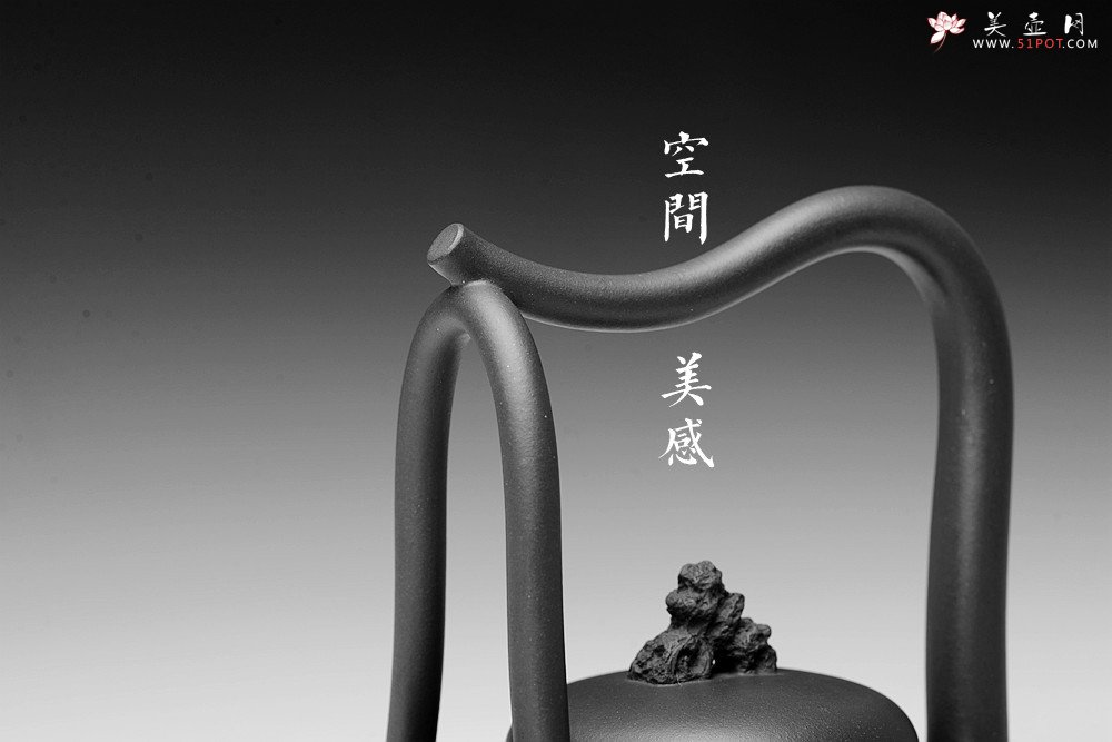 紫砂壶图片：储俊伟丙申夏全手精品 大气磅礴 四号井底槽青 摹古太湖石提梁 - 美壶网