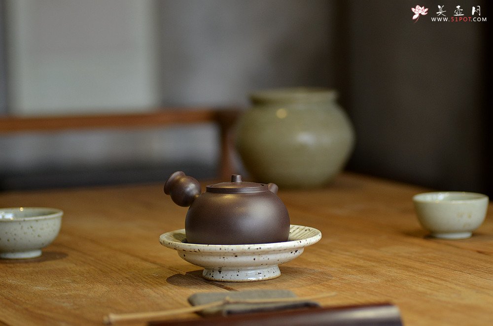 紫砂壶图片：泓渝山房 煮茶品茗 玩味侧把巨轮 茶人风情~ 电陶炉烧水 - 美壶网