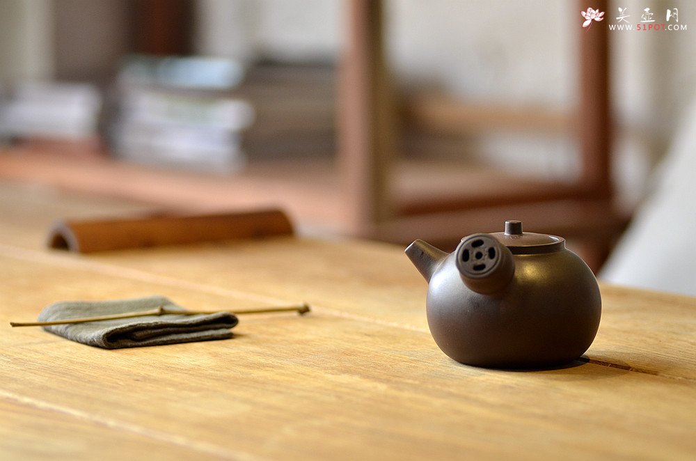 紫砂壶图片：泓渝山房 煮茶品茗 玩味侧把巨轮 茶人风情~ 电陶炉烧水 - 美壶网