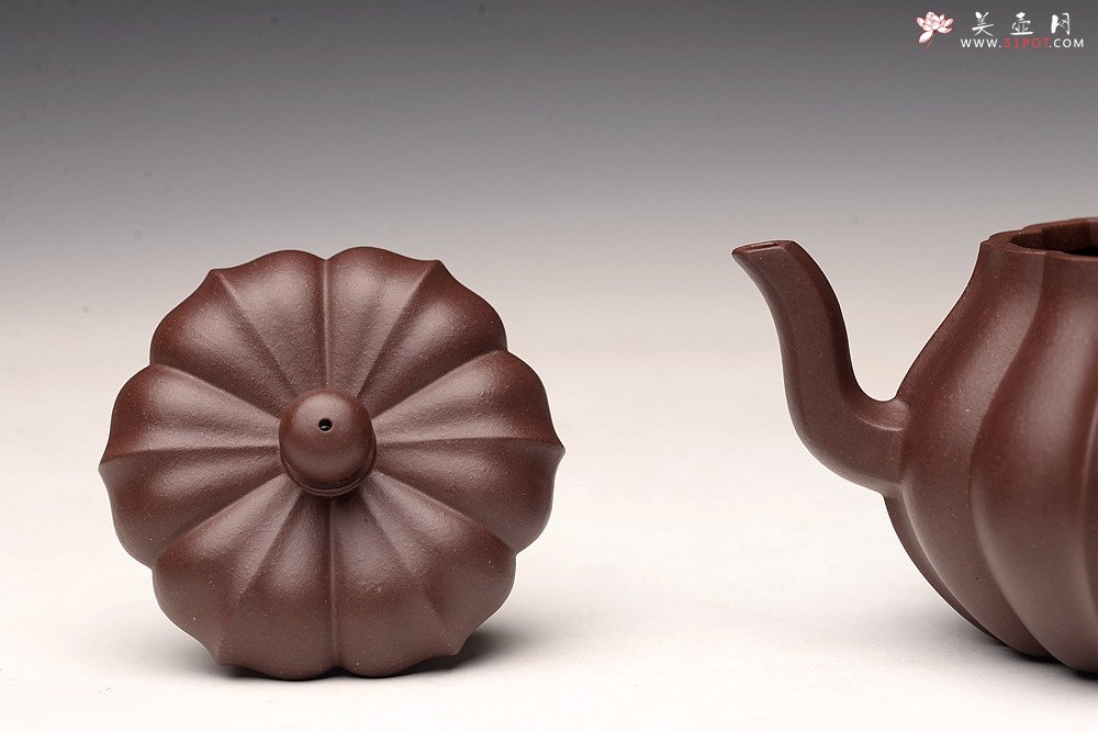 紫砂壶图片：酒虎丙申夏全手摹古 陈腐老紫泥  菱花 精美筋纹  进步之作 - 美壶网