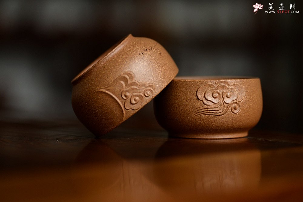 紫砂壶图片：于洪霞丙申全手玩砂  如意云纹杯 陆轶舟装饰 文气主人杯 - 美壶网
