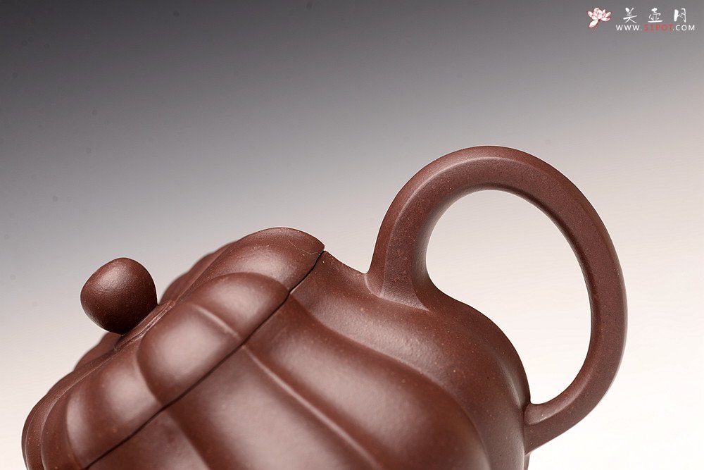 紫砂壶图片：酒虎丙申夏全手摹古 陈腐老紫泥  菱花 精美筋纹  进步之作 - 美壶网
