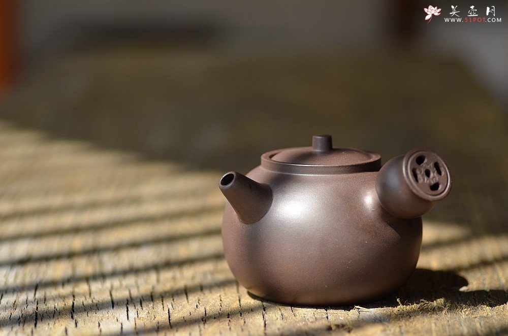 紫砂壶图片：泓渝山房 煮茶品茗 玩味侧把巨轮 茶人风情~ 电陶炉烧水 - 美壶网