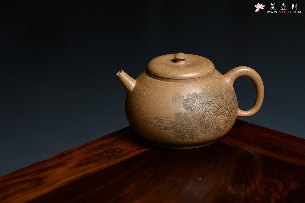 紫砂壶图片：摹古明式 优质老段泥 文气十足 细刻通景山水之全手圆韵 - 美壶网