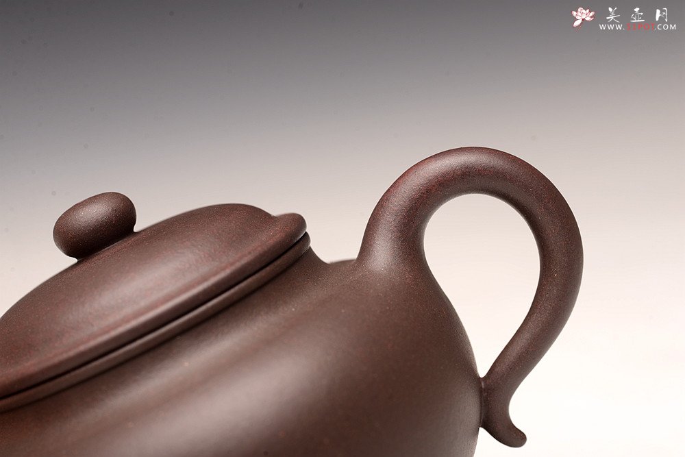紫砂壶图片：传统器形 大口实用 精品紫茄泥 全手扁莲子 - 美壶网