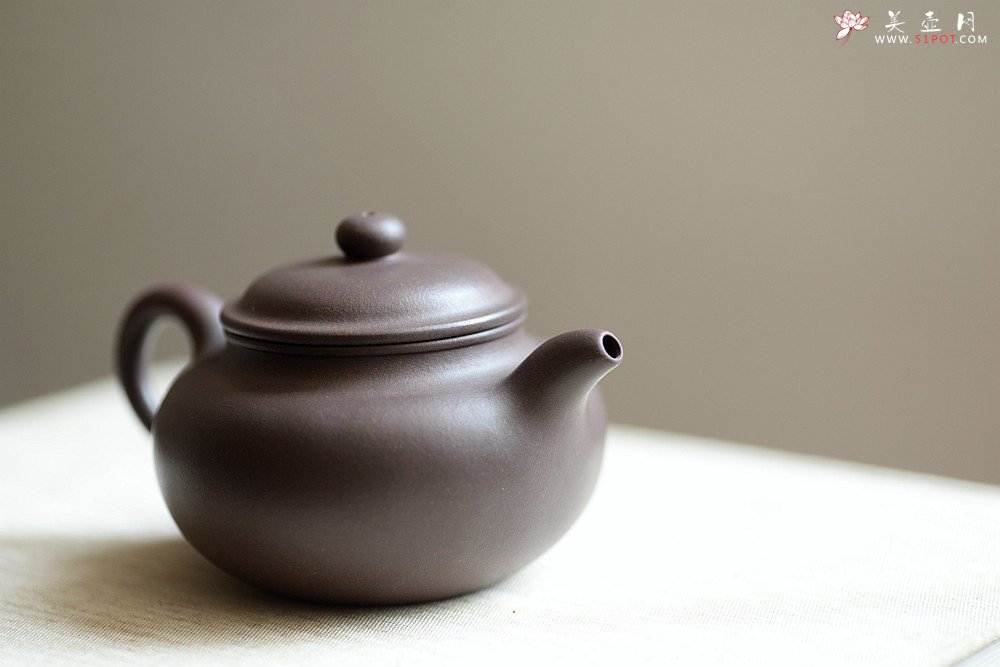 紫砂壶图片：传统器形 大口实用 精品紫茄泥 全手扁莲子 - 美壶网