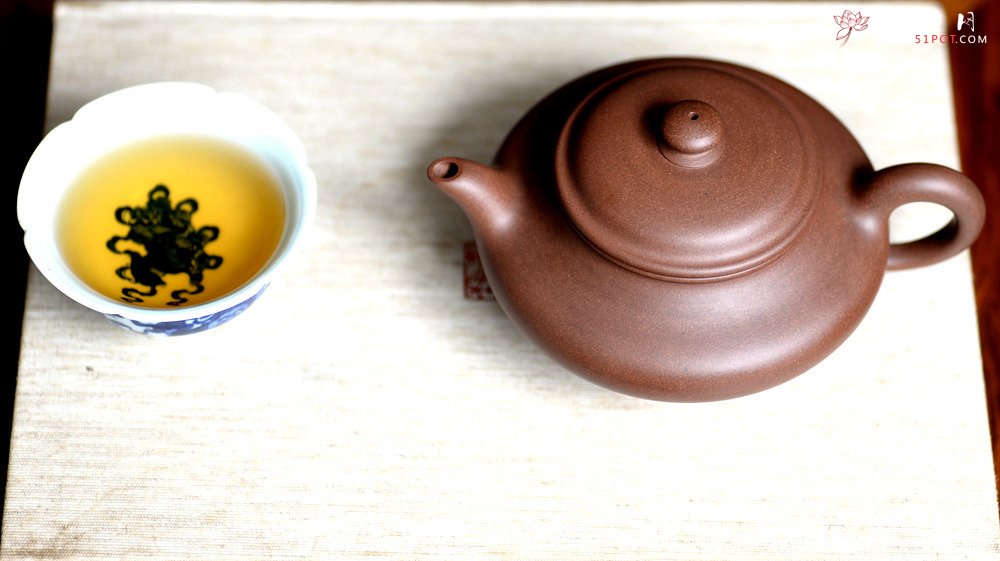 紫砂壶图片：线条流畅 实用经典 文气之作  虚扁 - 美壶网