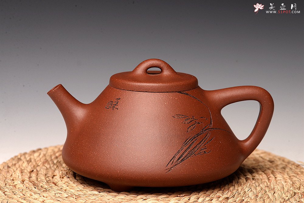 紫砂壶图片：优质降坡泥 周路健全手近作  陆轶舟刻绘 冬日实用子冶石瓢 - 美壶网