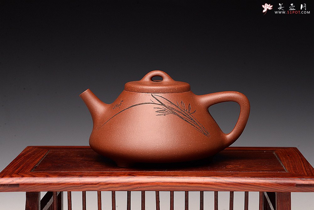 紫砂壶图片：优质降坡泥 周路健全手近作  陆轶舟刻绘 耐品实用子冶石瓢  挺拔 - 美壶网