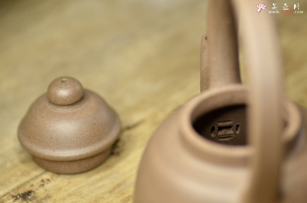 紫砂壶图片：淞庐原创作品 古朴摹明韵 永乐提梁 夏日炎炎提壶约茶~ - 美壶网