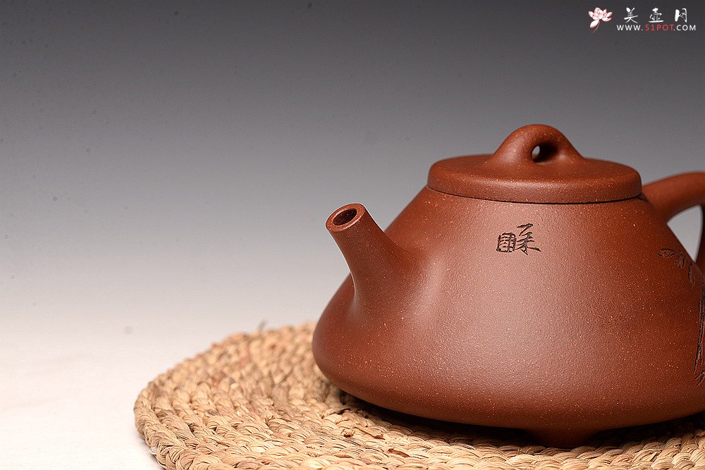 紫砂壶图片：优质降坡泥 周路健全手近作  陆轶舟刻绘 冬日实用子冶石瓢 - 美壶网