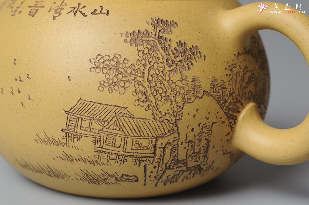 紫砂壶图片：助工袁德波精心装饰通景山水 双助工联袂西施壶 - 美壶网