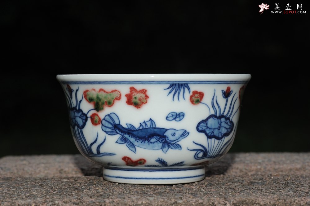 紫砂壶图片：青花釉里红鱼藻纹压手杯 景德镇主人杯  - 美壶网