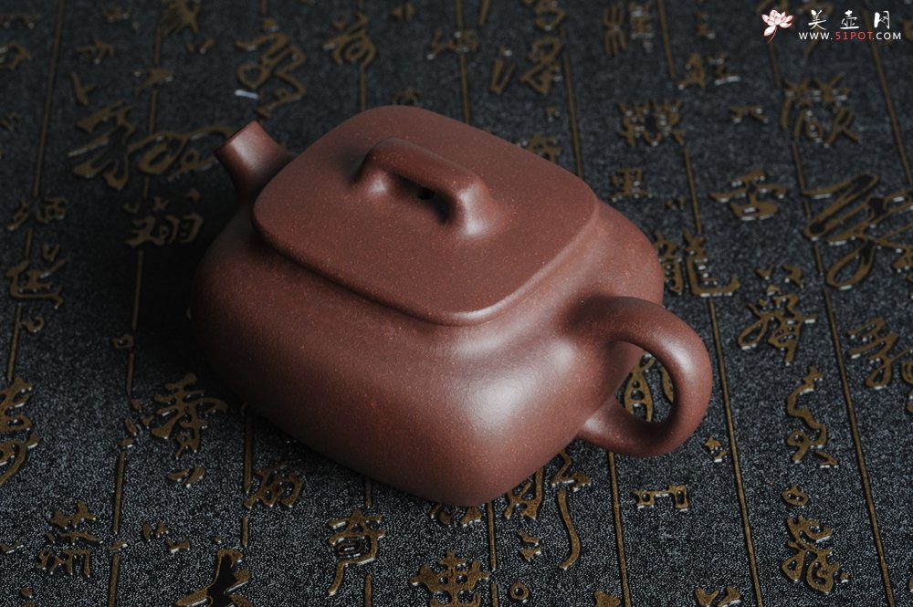 紫砂壶图片：优质紫泥 美壶特惠小四方 泥料油润 一捺底 - 美壶网