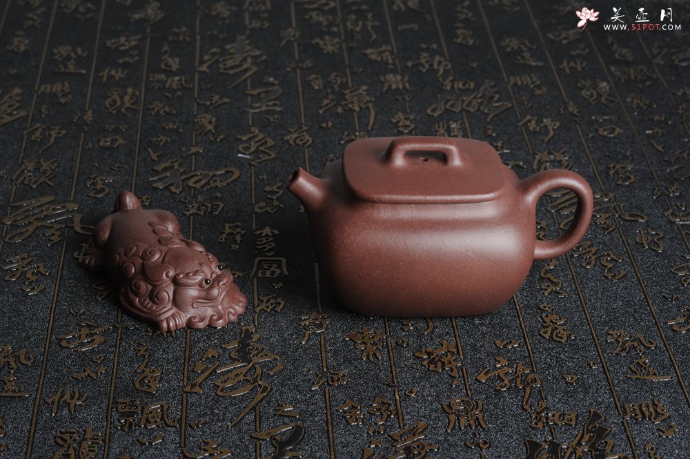 紫砂壶图片：优质紫泥 美壶特惠小四方 泥料油润 一捺底 - 美壶网