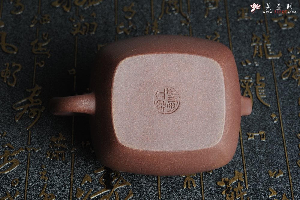 紫砂壶图片：优质紫泥 美壶特惠小四方 泥料油润 一捺底 - 美壶网
