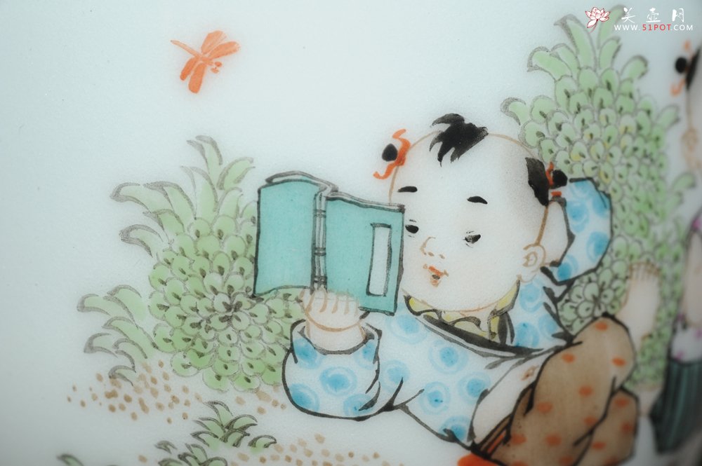 紫砂壶图片：双童子读小人书扇扇子 景德镇主人杯 - 美壶网