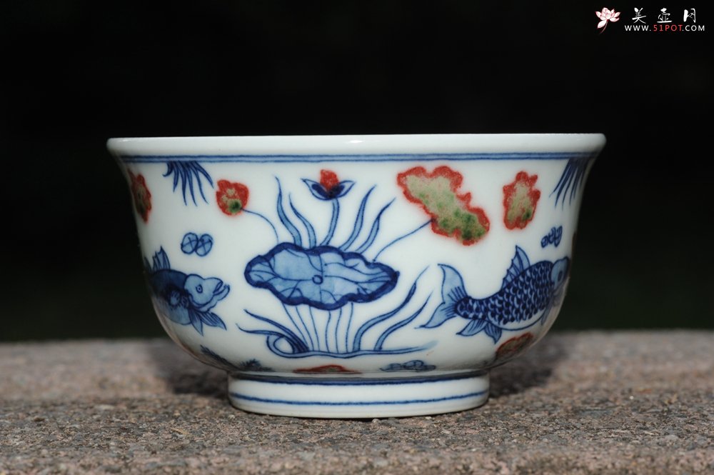 紫砂壶图片：青花釉里红鱼藻纹压手杯 景德镇主人杯  - 美壶网