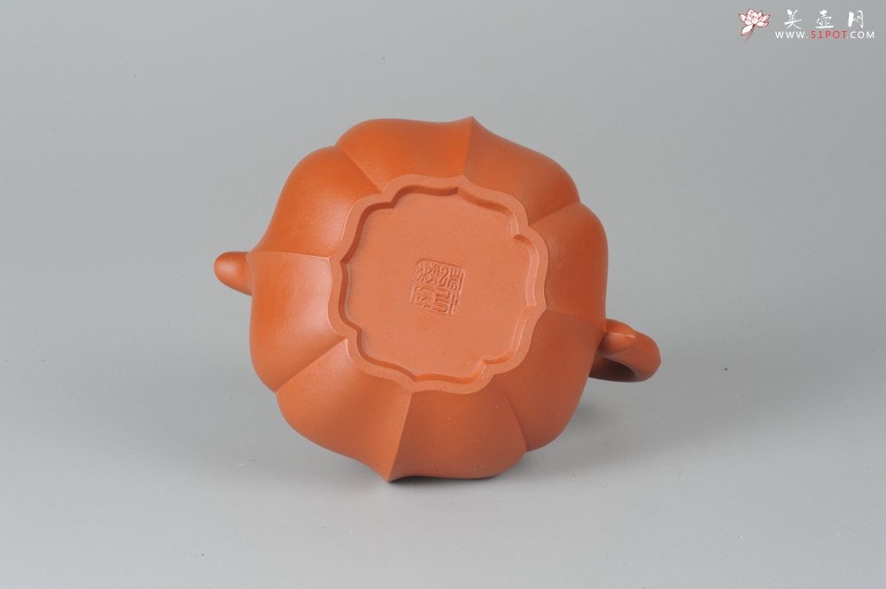 紫砂壶图片：优质小红泥莲花僧帽 线条干净利落 - 美壶网