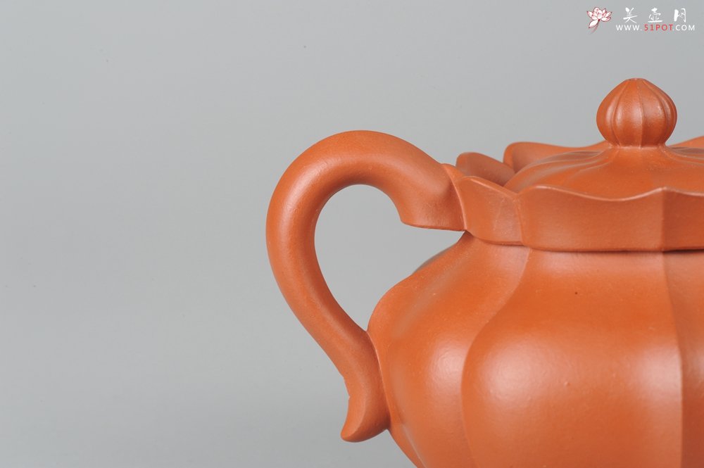 紫砂壶图片：优质小红泥莲花僧帽 线条干净利落 - 美壶网