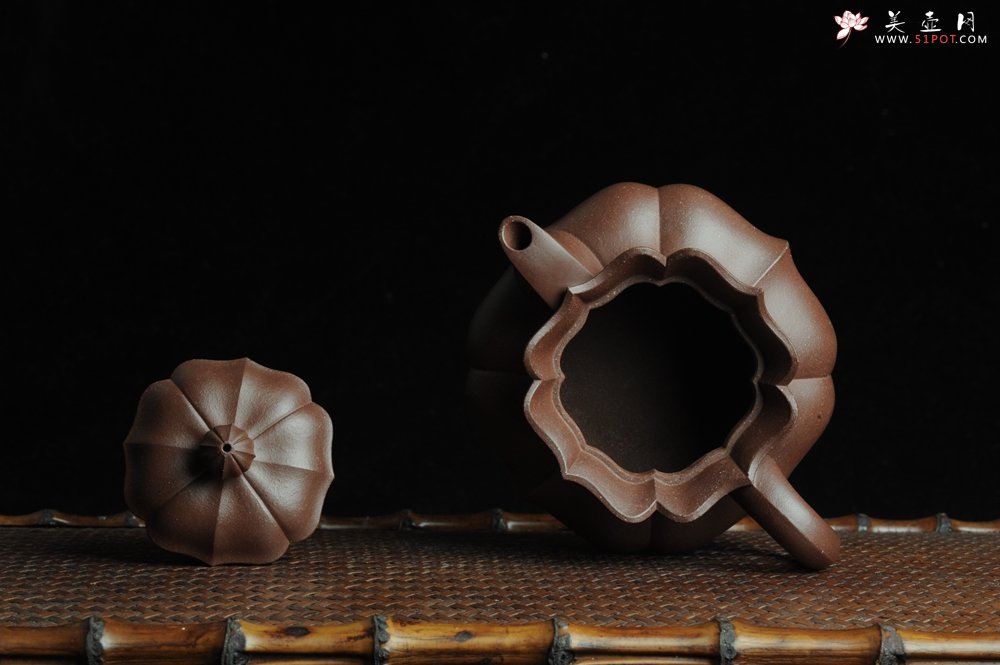 紫砂壶图片：优质紫泥莲花僧帽 线条干净利落 - 美壶网