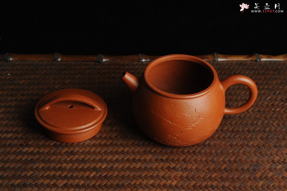 紫砂壶图片：优质赵庄朱泥全手工汉瓦 方健双刀文气装饰独钓寒江图 - 美壶网