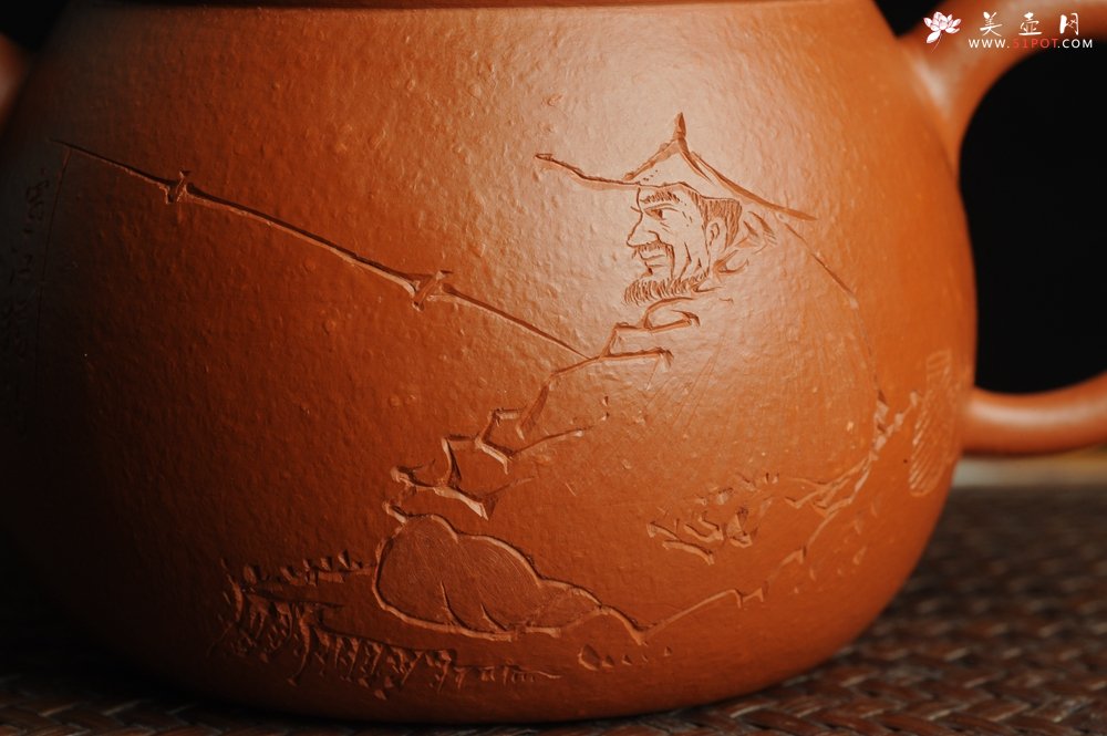 紫砂壶图片：优质赵庄朱泥全手工汉瓦 方健双刀文气装饰独钓寒江图 - 美壶网