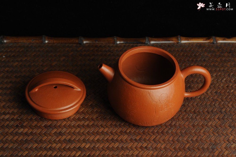 紫砂壶图片：优质赵庄朱泥全手工汉瓦 方健双刀文气装饰静心罗汉图 - 美壶网