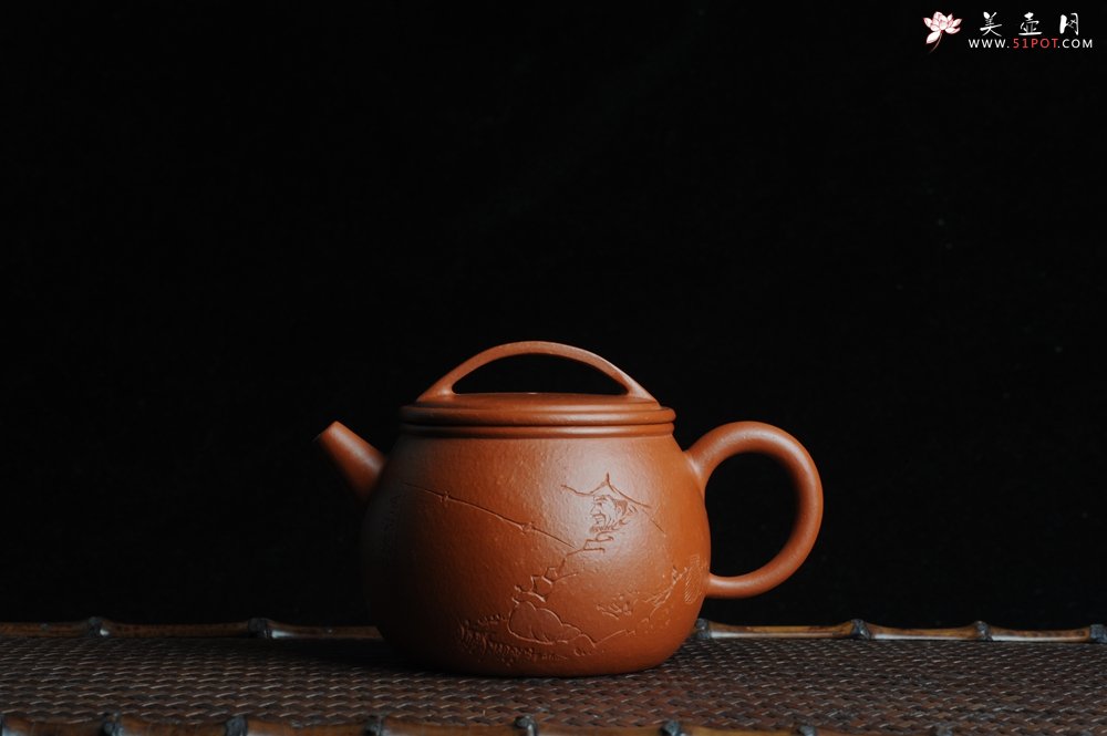 紫砂壶图片：优质赵庄朱泥全手工汉瓦 方健双刀文气装饰独钓寒江图 - 美壶网