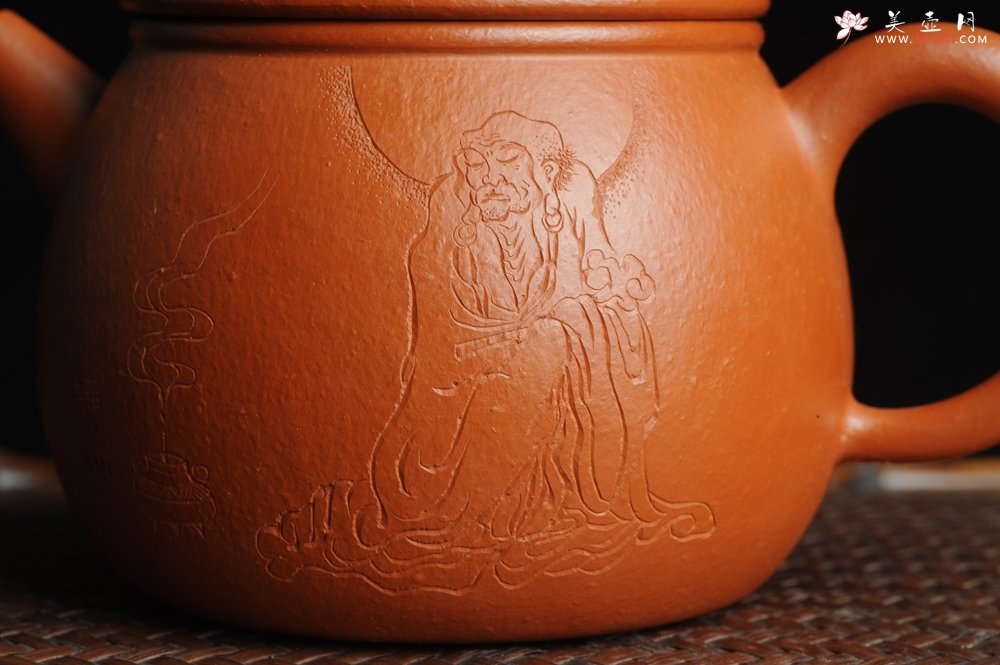 紫砂壶图片：优质赵庄朱泥全手工汉瓦 方健双刀文气装饰静心罗汉图 - 美壶网