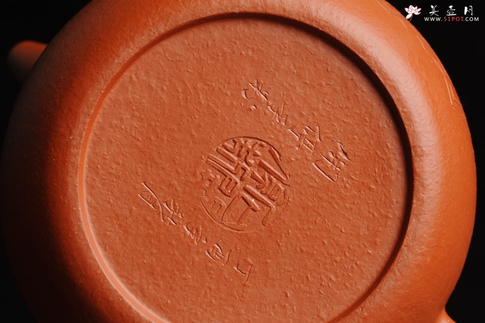 紫砂壶图片：优质赵庄朱泥全手工汉瓦 方健双刀文气装饰悟道罗汉图 - 美壶网