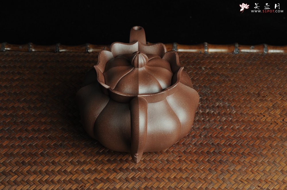 紫砂壶图片：优质紫泥莲花僧帽 线条干净利落 - 美壶网