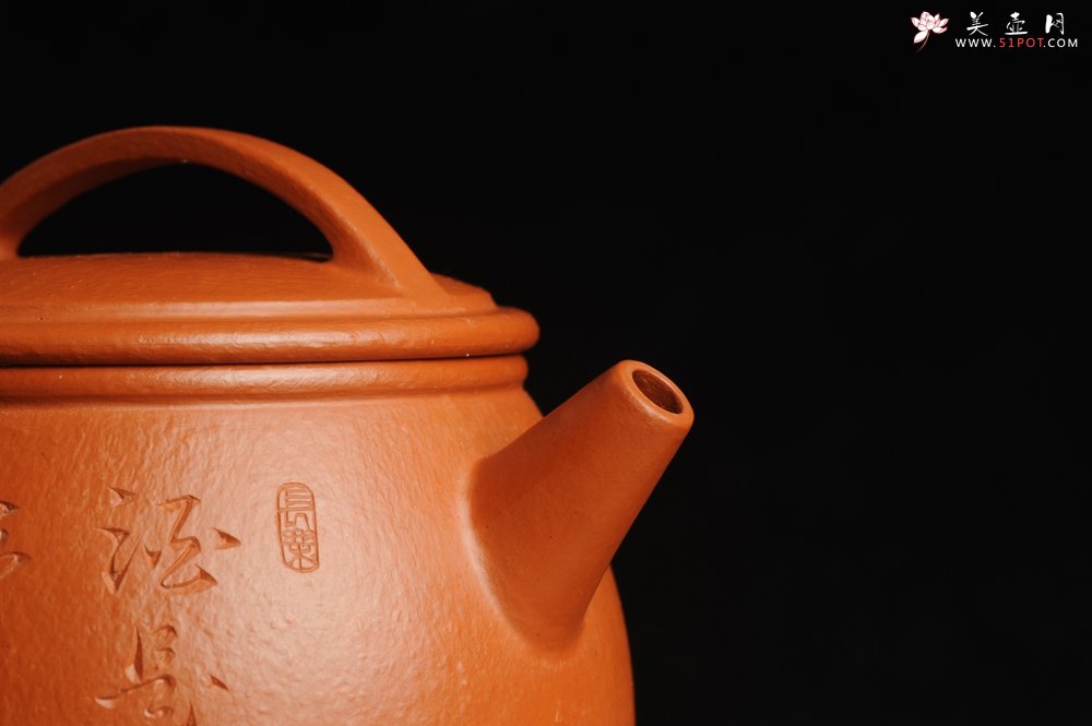 紫砂壶图片：优质赵庄朱泥全手工汉瓦 方健双刀文气装饰静心罗汉图 - 美壶网