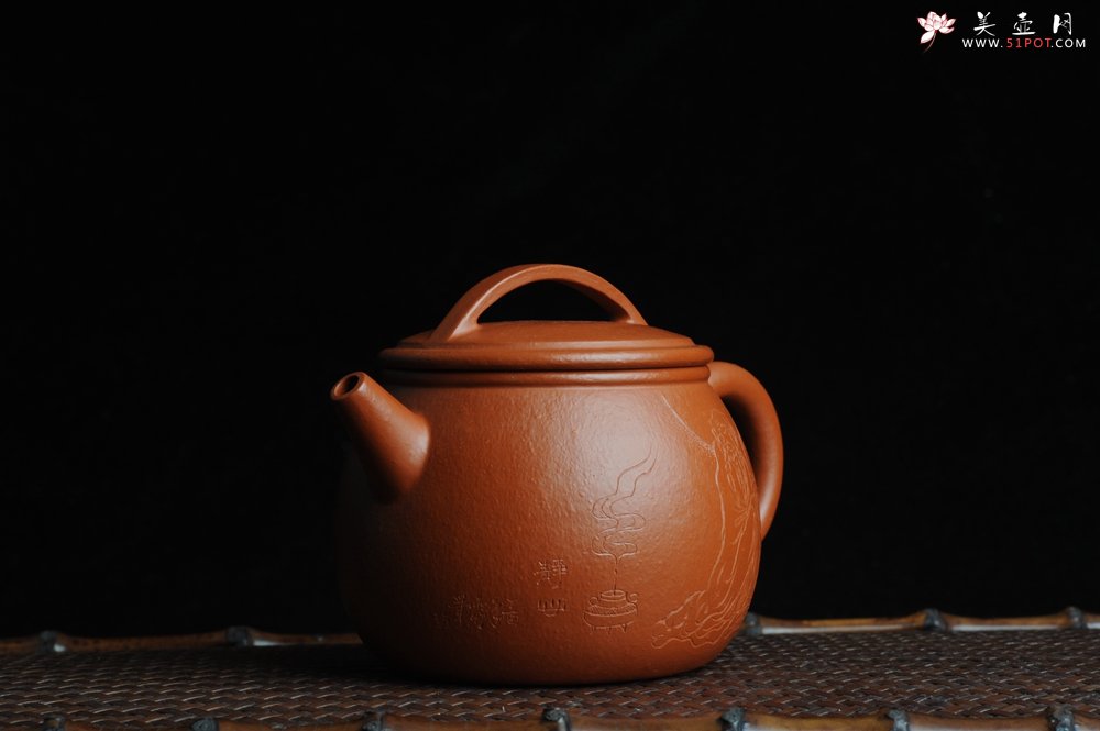 紫砂壶图片：优质赵庄朱泥全手工汉瓦 方健双刀文气装饰静心罗汉图 - 美壶网