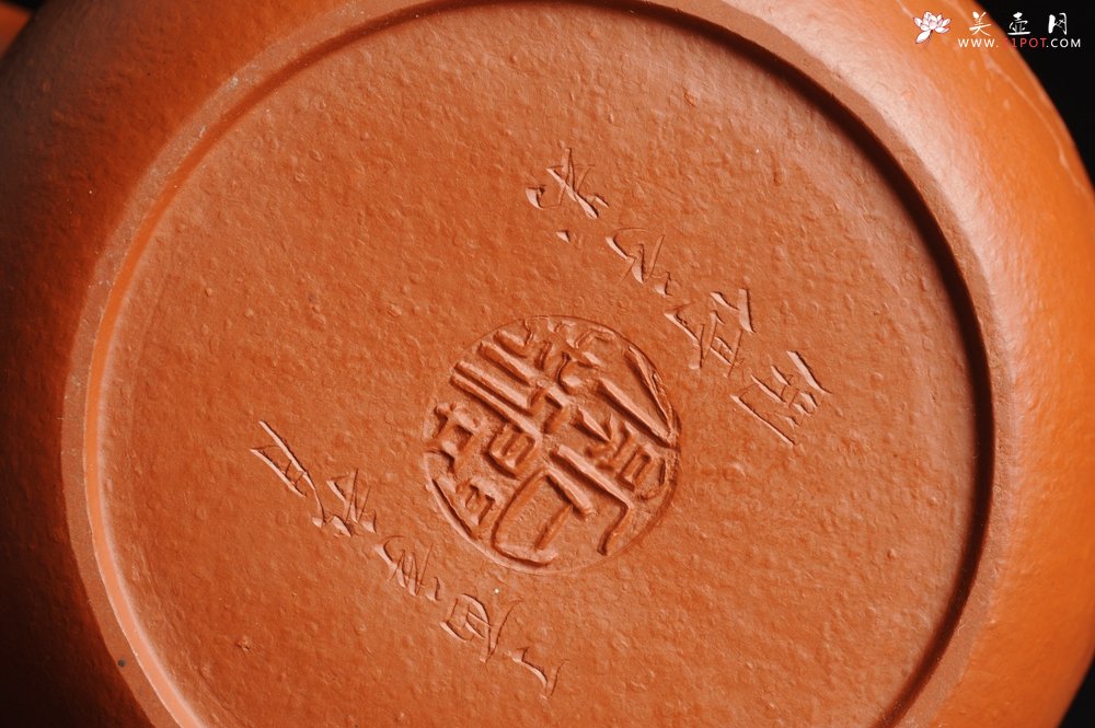 紫砂壶图片：优质赵庄朱泥全手工汉瓦 方健双刀文气装饰独钓寒江图 - 美壶网