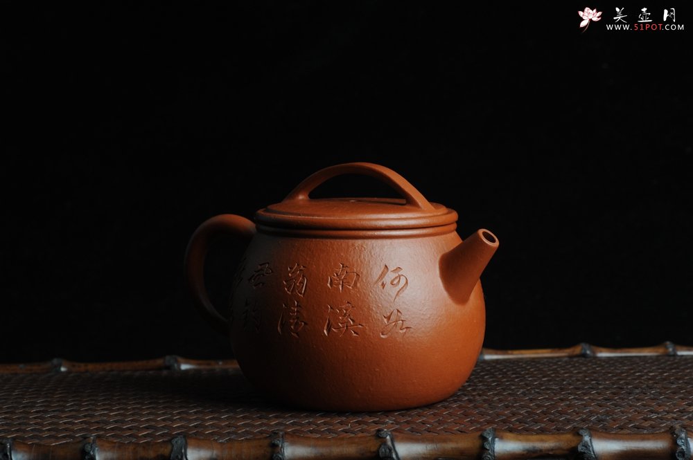 紫砂壶图片：优质赵庄朱泥全手工汉瓦 方健双刀文气装饰独钓寒江图 - 美壶网