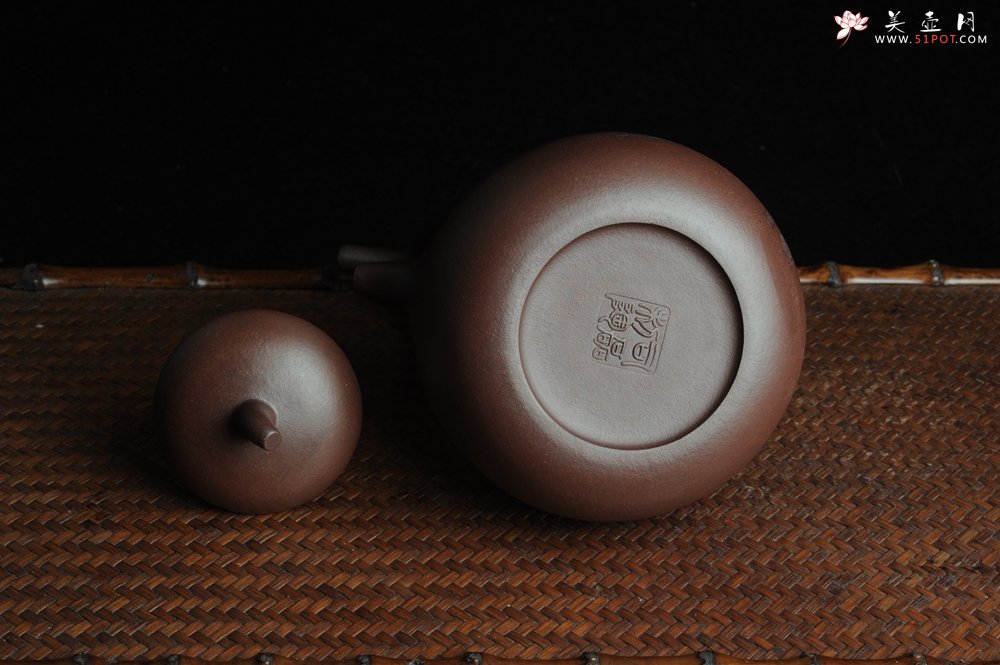 紫砂壶图片：全手工精品东坡提梁壶 难度大 精心装饰梅花 暗香袭来 - 美壶网