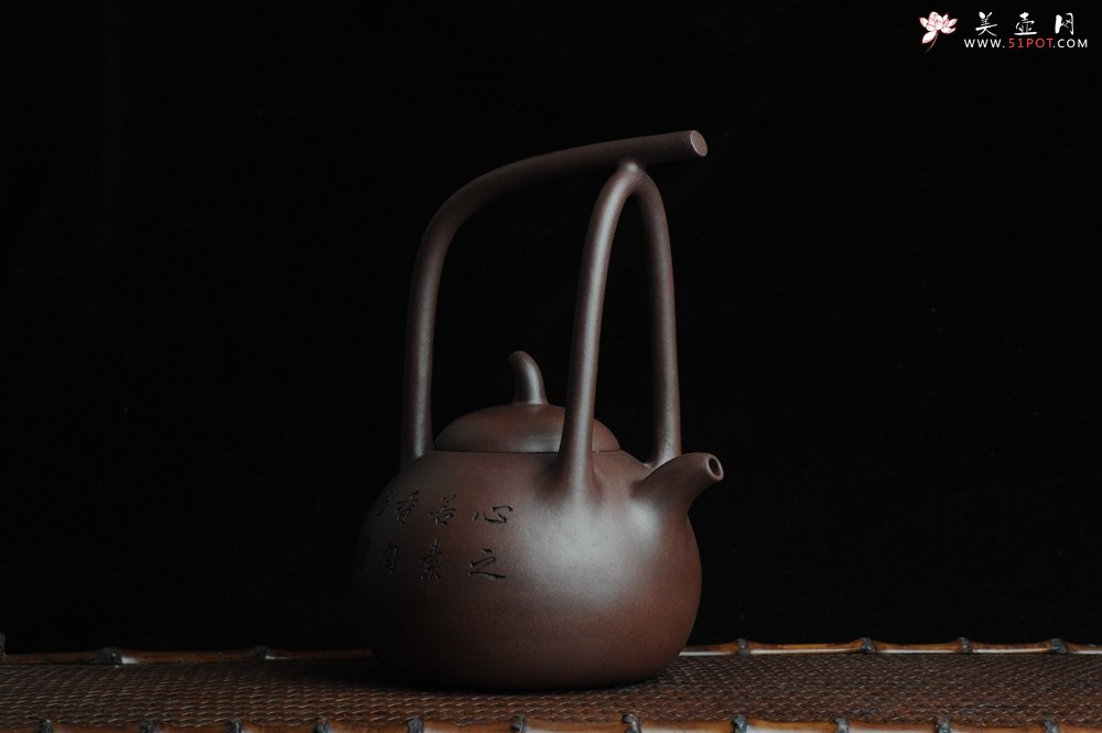 紫砂壶图片：全手工精品东坡提梁壶 难度大 精心装饰梅花 暗香袭来 - 美壶网