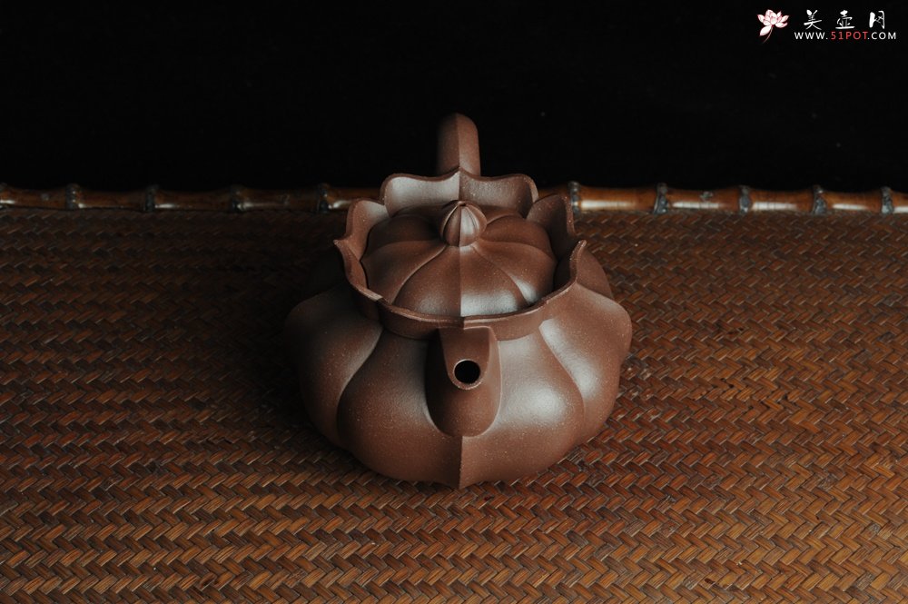 紫砂壶图片：优质紫泥莲花僧帽 线条干净利落 - 美壶网